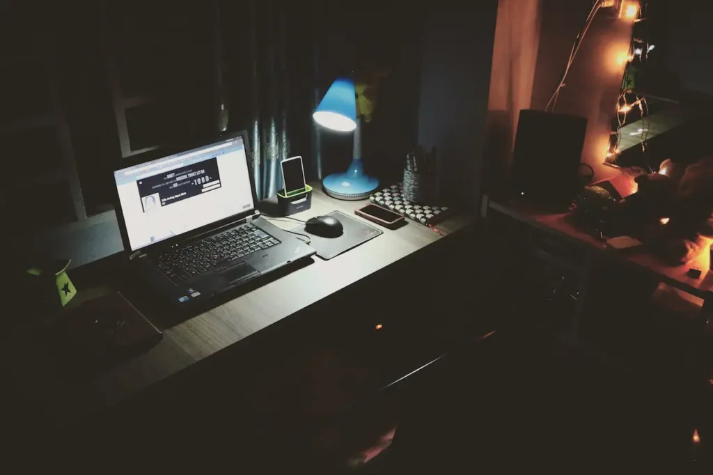 Een laptop op een thuisbureau. Foto door Bich Tran.