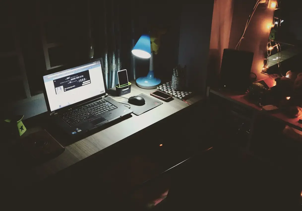 Een laptop op een thuisbureau. Foto door Bich Tran.